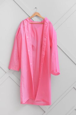 Koridordaki duvarda asılı yağmurluk