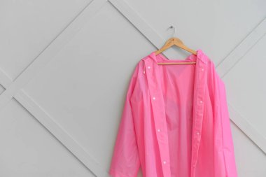 Koridordaki duvarda asılı yağmurluk