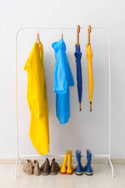 Koridorda yağmurluk ve şemsiyelerle dizilin.