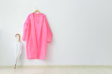 Koridorda yağmurluk ve şemsiye