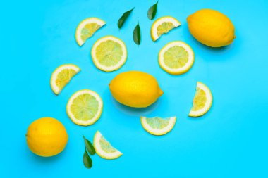 Renk arkaplanında taze limonlar