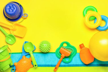 Renkli arka plandaki çocuklar için plaj aksesuarları