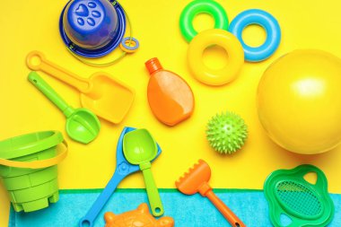 Renkli arka plandaki çocuklar için plaj aksesuarları