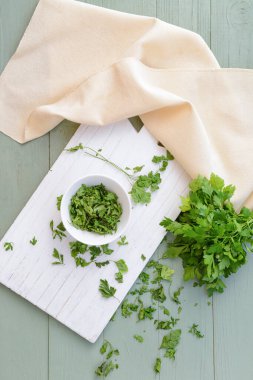 Masada kuru ve taze maydanozlu kase