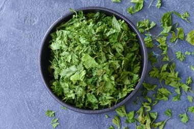 Koyu arkaplanda kuru maydanozlu kase