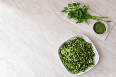 Masada kuru maydanozlu tabak.