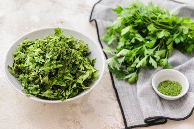 Arka planda kuru maydanozlu kase