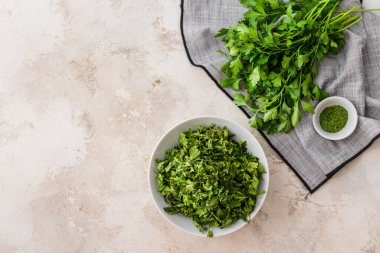 Arka planda kuru ve taze maydanozlu kase