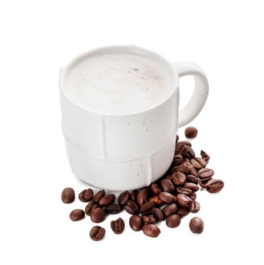 Beyaz arka planda bir fincan sıcak kahve.
