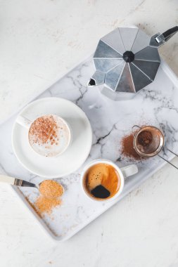 Beyaz arka planda sıcak kahve tepsisi