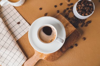 Arka planda bir fincan sıcak kahve