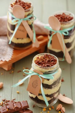 Masada kavanozda lezzetli kekler.