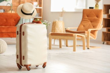 Evde şapkalı bavul. Seyahat kavramı