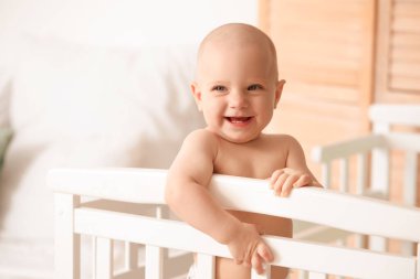 Evdeki yatakta tatlı bir bebek.