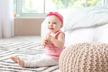 Evinde oyuncağı olan şirin bir bebek.