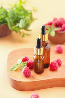 Masada bir şişe ahududu yağı var.