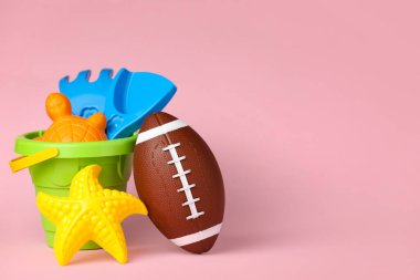 Renkli çocuk oyuncakları olan rugby topu