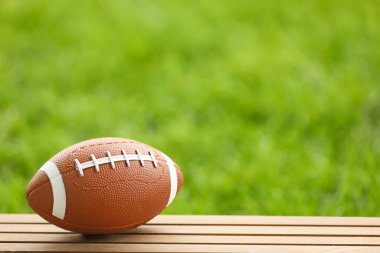 Ragbi topu dışarıda, masada.