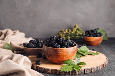 Koyu arkaplanda olgun böğürtlen