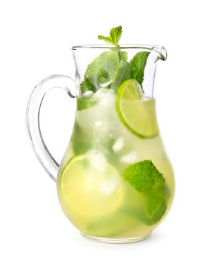Beyaz arka planda bir sürahi taze mojito.
