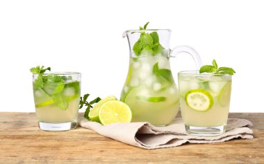 Masada beyaz arkaplana karşı bir bardak taze mojito.