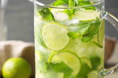 Masada bir sürahi taze mojito, yakın plan.