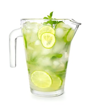 Beyaz arka planda bir sürahi taze mojito.