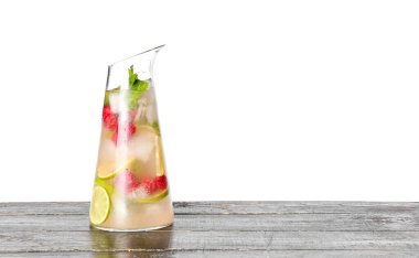 Masada beyaz arka planda bir sürahi taze mojito.