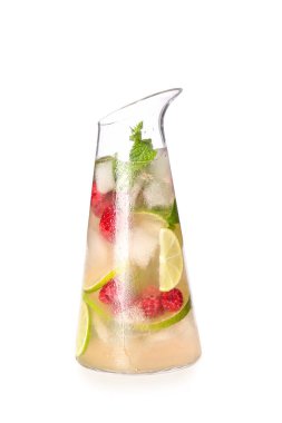 Beyaz arka planda bir sürahi taze mojito.