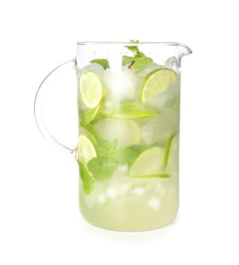 Beyaz arka planda bir sürahi taze mojito.