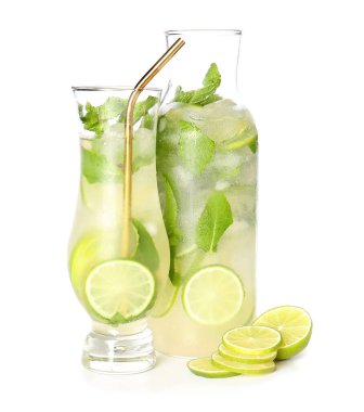 Beyaz arka planda bir bardak taze mojito.
