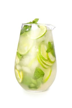 Beyaz arka planda bir sürahi taze mojito.