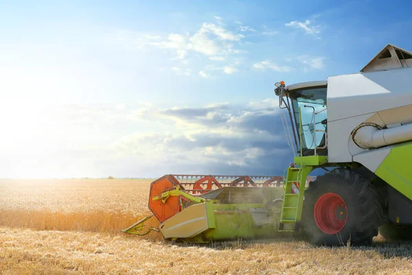 Buğday tarlasında hasatçıyı birleştir