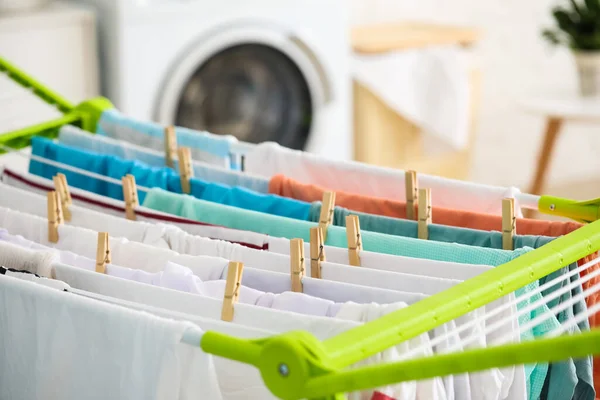 洗濯室の乾燥機にかかっているきれいな服 クローズアップ — ストック写真