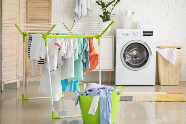 Çamaşır Odasında Temiz Kıyafetler Kurutucuya Asılıyor — Stok fotoğraf