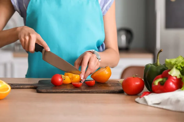 Schöne Junge Frau Macht Gemüsesalat Der Küche — Stockfoto