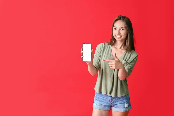 Mooie Jonge Vrouw Met Mobiele Telefoon Kleur Achtergrond — Stockfoto