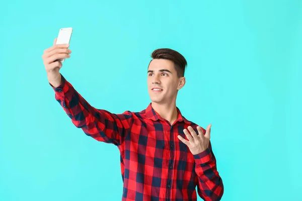 Όμορφος Νεαρός Άνδρας Που Παίρνει Selfie Στο Φόντο Χρώμα — Φωτογραφία Αρχείου