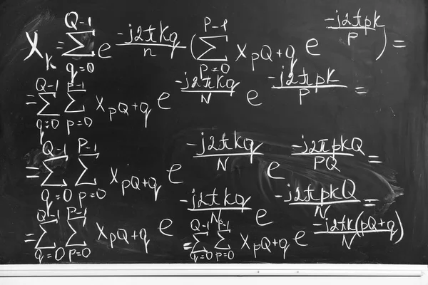 Quadro Negro Com Fórmulas Matemáticas Escritas — Fotografia de Stock