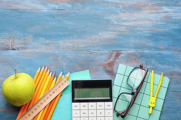 Ahşap arka planda okul kırtasiyesi seti