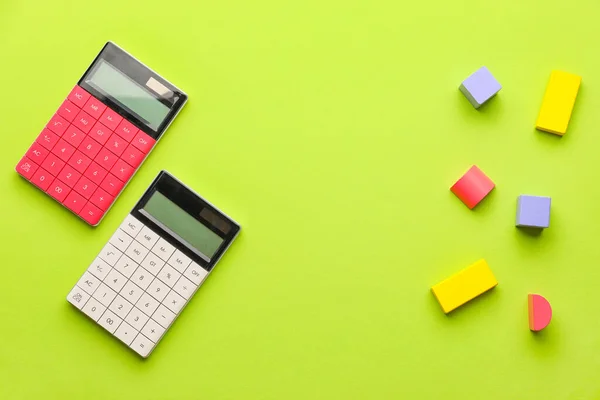 Kalkulačky Dřevěné Bloky Barevném Pozadí — Stock fotografie