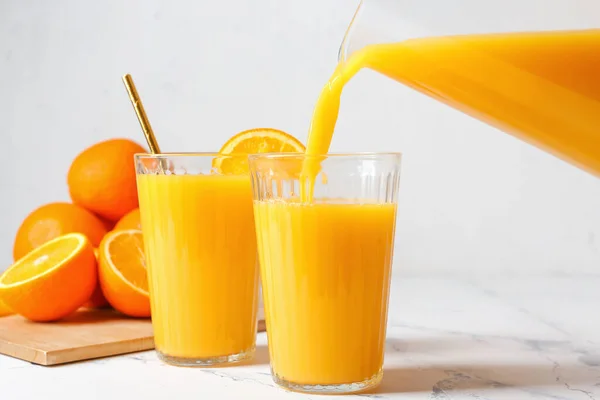 Наливание Свежего Апельсинового Сока Стакан Стол — стоковое фото