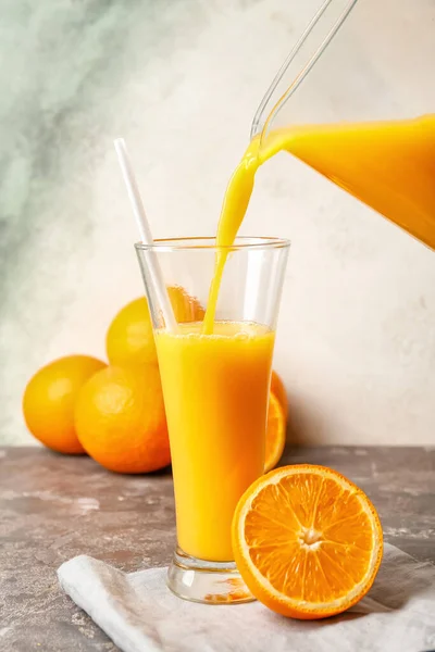 Χύτευση Φρέσκου Χυμού Πορτοκαλιού Ποτήρι Στο Τραπέζι — Φωτογραφία Αρχείου