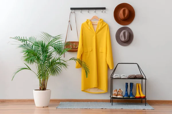 Yağmurluklu modern koridorun içi