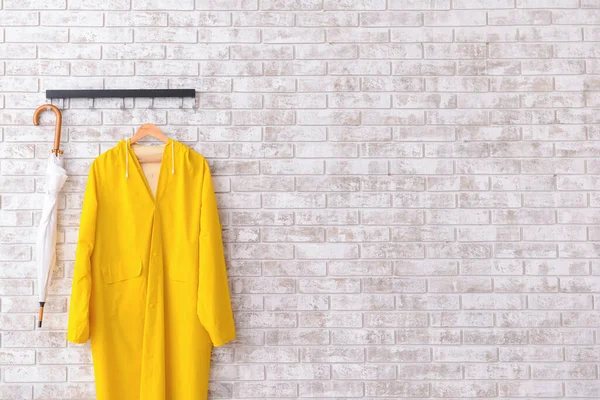 Koridorda yağmurluk ve şemsiye