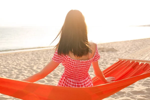 Beautiful Young Woman Relaxing Hammock Sea Beach — Stock Photo, Image