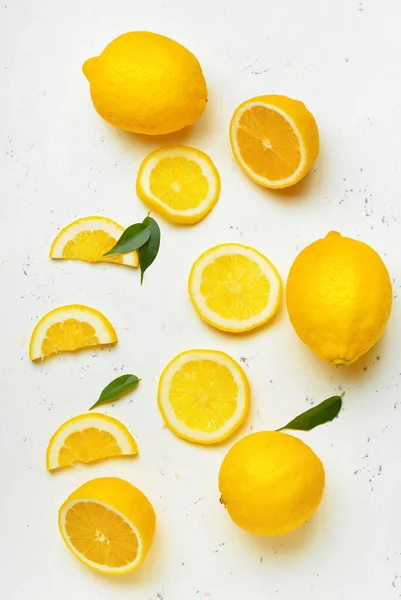Limoni Freschi Sfondo Bianco — Foto Stock