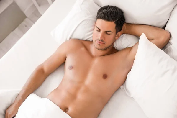 Yatakta Uyuyan Yakışıklı Çıplak Adam — Stok fotoğraf