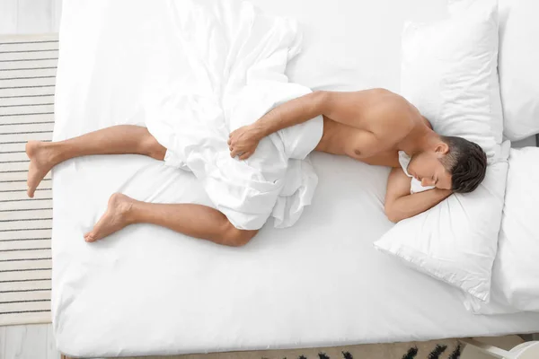 Bonito Homem Dormindo Cama — Fotografia de Stock