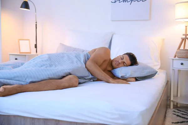 Bonito Homem Dormindo Cama — Fotografia de Stock